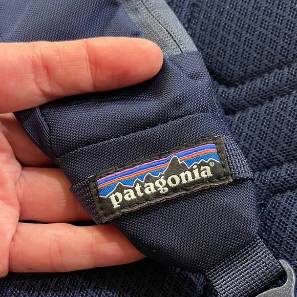 Patagonia Dark Blue Atom Sling 8L NEW with tags!! - Picture 7 of 10